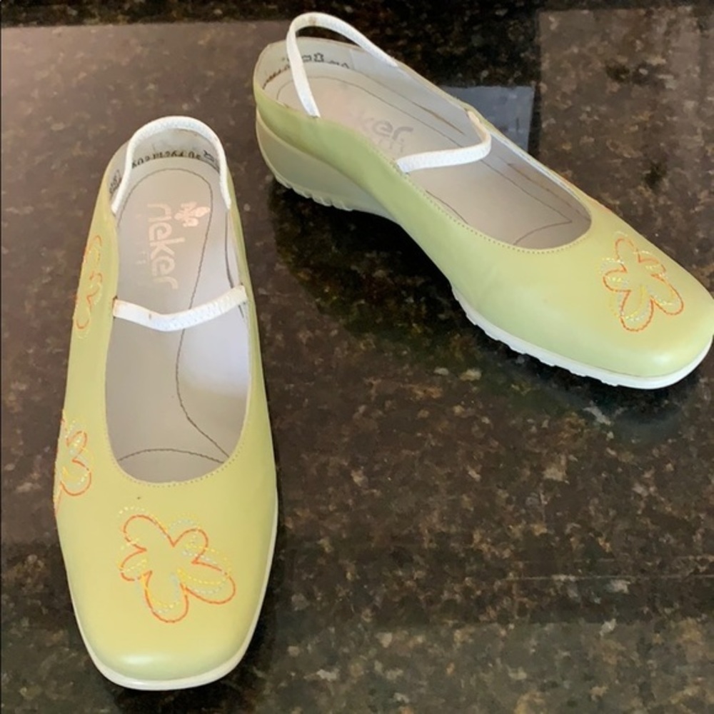 NWB Rieker Antistress floral green wedge size 38 NWOT in box